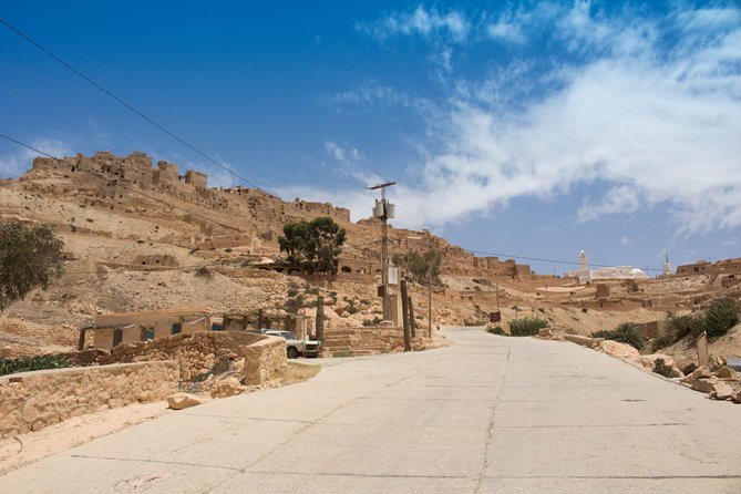Tataouine - Chenini 1 day: Discovery of Ksours and Berber villages - The first stop: a salt lake beyond the island